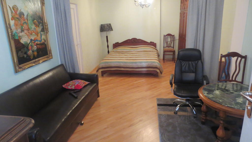Evrika Apartments On Rustaveli Avenue Tbilisi Bilik gambar